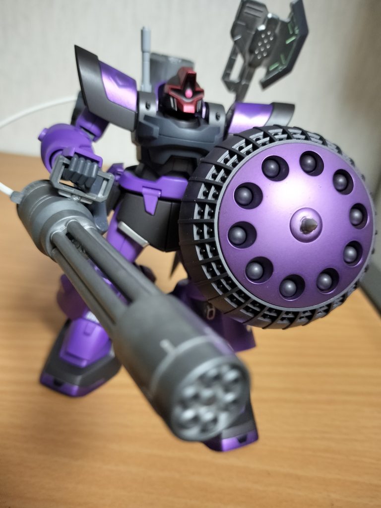 ドムはやっぱりデカい武器が似合うと思い、なんのだったか忘れましたがガトリング! 付属のバズーカはカッコはいいけど迫力不足だと思ったんです。それとオプションパーツのギャンみたいな盾?