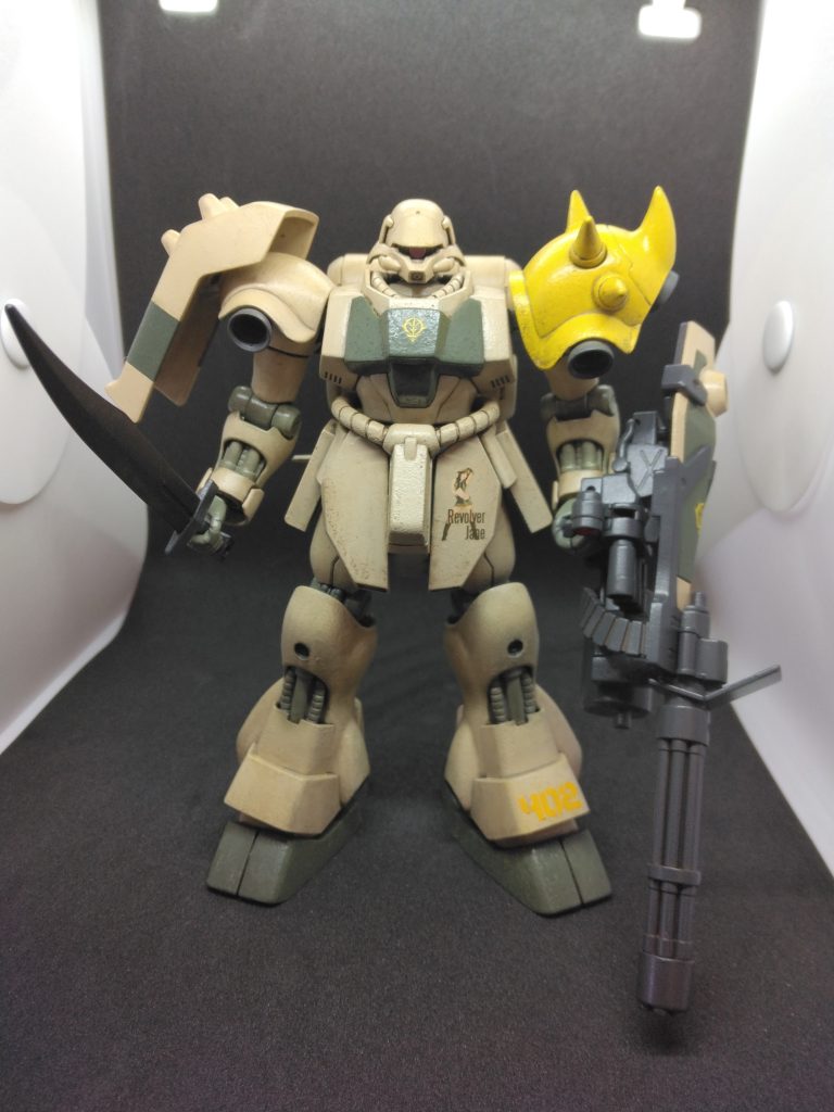 ヒートサーベル及びガトリングシールドを携行するこの機体は、｢ホスタイル・コントロール（HC）｣社の行動部隊｢ドロセル｣チームの二番機である。  