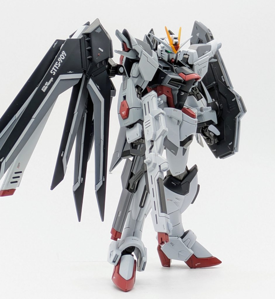 シールド裏はグレーに塗り分けて表面よりもむしろデカールを多めに貼っています。また自立を安定させるために足部パーツの内部にパテを盛り重り代わりにしています。