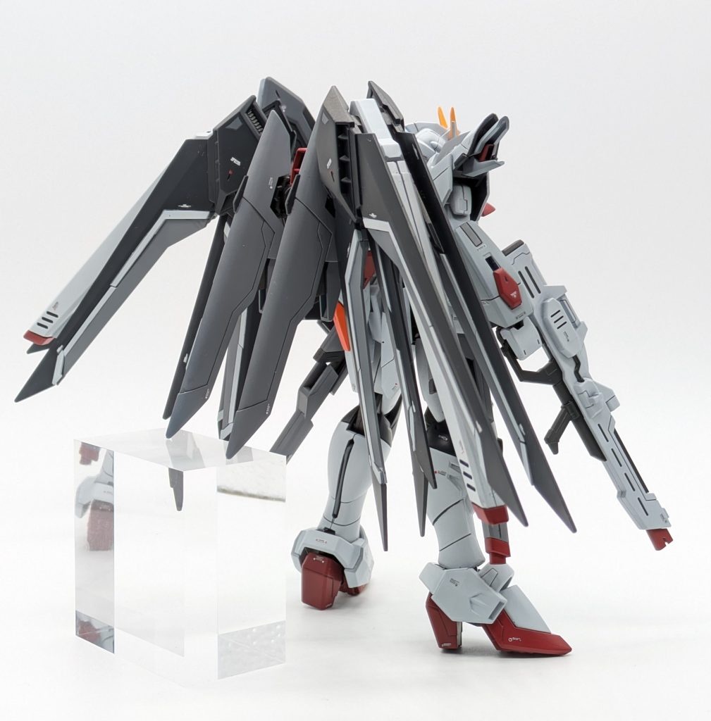 バックパックの形状はミキシングをして変更しています。大きな工作はしていないので本体の情報量とマッチングさせるためにマスキング塗装をして塗り分けています。