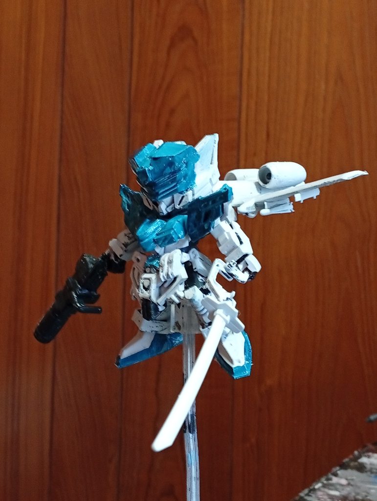 付属の手錠をベースに制作した専用の変形する刀。