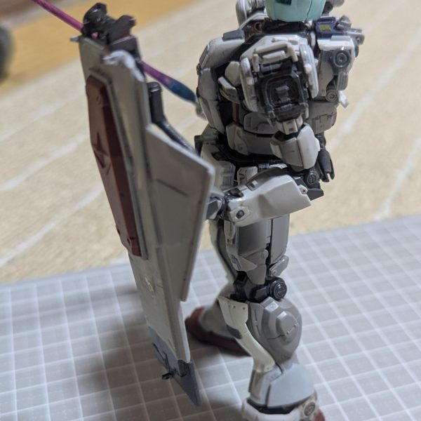 一応、ヘッドパーツのみを残し復讐のレクイエム版ジム(老眼カスタム)改修完了(^_^;A中古品改修なのでパーツ破損が惨たらしく補修やらクリアランスの回復にてんやわんやでした(^_^;A前腕部と手首に泣かされました(›´ω`‹ )フロントスカートの両脇にある先の部分の可動ギミックに手こずりましたがなんとか自分なりに納得出来る形には出来たと思います(小声)スプレーガンをリアスカートにマウント出来るように自分なりの解釈で作成…シールドが画像観ながら作成していくと上部の余白が短くなっちゃってバランス悪くなったのでオリジナルの取手を… (^_^;A※小さな赤い盾はガンダムより小さいのかも(^_^;A どーにもワカランティス 画像だとシールド下部のディテールよりジムの画像はちょい上なのに… 明日から家族サービスで温泉一泊旅行なのでヘッドパーツ作成に遅れが生じますサーセン(^_^;A(2枚目)