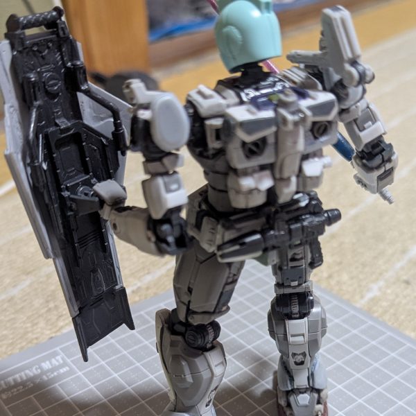 一応、ヘッドパーツのみを残し復讐のレクイエム版ジム(老眼カスタム)改修完了(^_^;A中古品改修なのでパーツ破損が惨たらしく補修やらクリアランスの回復にてんやわんやでした(^_^;A前腕部と手首に泣かされました(›´ω`‹ )フロントスカートの両脇にある先の部分の可動ギミックに手こずりましたがなんとか自分なりに納得出来る形には出来たと思います(小声)スプレーガンをリアスカートにマウント出来るように自分なりの解釈で作成…シールドが画像観ながら作成していくと上部の余白が短くなっちゃってバランス悪くなったのでオリジナルの取手を… (^_^;A※小さな赤い盾はガンダムより小さいのかも(^_^;A どーにもワカランティス 画像だとシールド下部のディテールよりジムの画像はちょい上なのに… 明日から家族サービスで温泉一泊旅行なのでヘッドパーツ作成に遅れが生じますサーセン(^_^;A(3枚目)