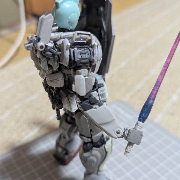 一応、ヘッドパーツのみを残し復讐のレクイエム版ジム(老眼カスタム)改修完了(^_^;A中古品改修なのでパーツ破損が惨たらしく補修やらクリアランスの回復にてんやわんやでした(^_^;A前腕部と手首に泣かされました(›´ω`‹ )フロントスカートの両脇にある先の部分の可動ギミックに手こずりましたがなんとか自分なりに納得出来る形には出来たと思います(小声)スプレーガンをリアスカートにマウント出来るように自分なりの解釈で作成…シールドが画像観ながら作成していくと上部の余白が短くなっちゃってバランス悪くなったのでオリジナルの取手を… (^_^;A※小さな赤い盾はガンダムより小さいのかも(^_^;A どーにもワカランティス 画像だとシールド下部のディテールよりジムの画像はちょい上なのに… 明日から家族サービスで温泉一泊旅行なのでヘッドパーツ作成に遅れが生じますサーセン(^_^;A(4枚目)