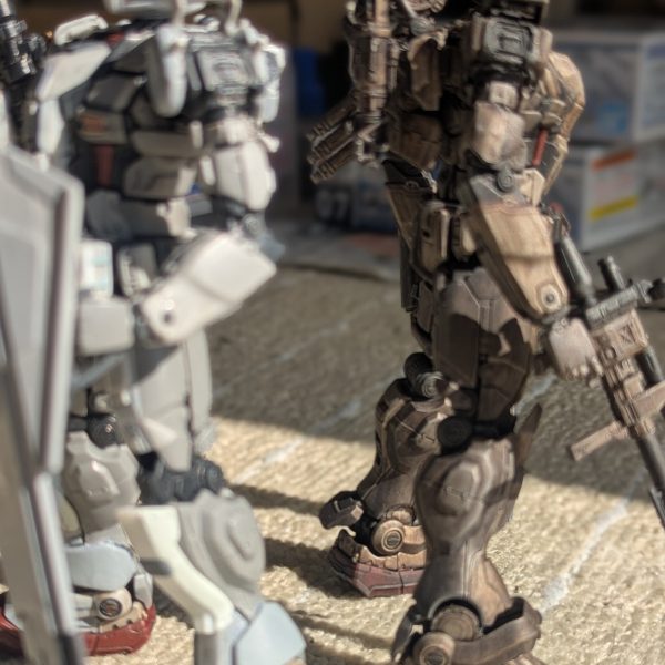 なんとか此処まできました(^_^;Aヘッドパーツのギミックも今の技術で出来る範囲には満足いけたと…　(^_^;A欲を言うとモノアイも可動出来たらと思いましたが、パーツが小さ過ぎるのと技術不足で断念(›´ω`‹ )モノアイとモノアイカバーが未装着ですが、ぼちぼちやっていこうかと(^_^;A カラーリング…　過去作のEXと同等の白をシルバー、グレーをガンメタにするか…迷走中です(^_^;A（3枚目）