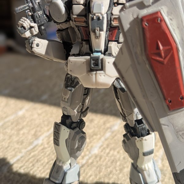 なんとか此処まできました(^_^;Aヘッドパーツのギミックも今の技術で出来る範囲には満足いけたと…　(^_^;A欲を言うとモノアイも可動出来たらと思いましたが、パーツが小さ過ぎるのと技術不足で断念(›´ω`‹ )モノアイとモノアイカバーが未装着ですが、ぼちぼちやっていこうかと(^_^;A カラーリング…　過去作のEXと同等の白をシルバー、グレーをガンメタにするか…迷走中です(^_^;A（2枚目）
