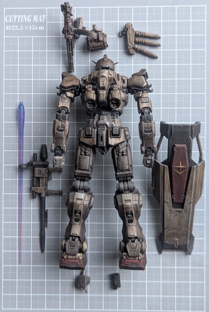 ■改造箇所・ヘッドパーツ…一応、小顔化に削り出し・首周り…首の延長・首周りから肩にかけプラ版肉厚加工・肩パーツ…いかり肩にする為、軸位置変更・手首パーツ…手首の短縮・破損防止補強・ビームライフル…銃口に切れ込み※各所に蛍光塗料で塗分け…ビームサーベル・足裏・バックパック・ツインアイ