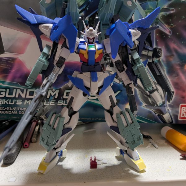 10月12日(日)。ホビーゾーン展示用に、何をしようか？迷走。取り敢えずタンスの肥やしになっていた積みプラの赤バンダイのたった一つしか持っていないガンダムダブルオースカイを仮組みしました。結局YouTubeの七式ガンプラ部を参考にスサノオとオリジナルディスプレイベースを現在イオン3階にあるホビーゾーンにて展示中です。（4枚目）