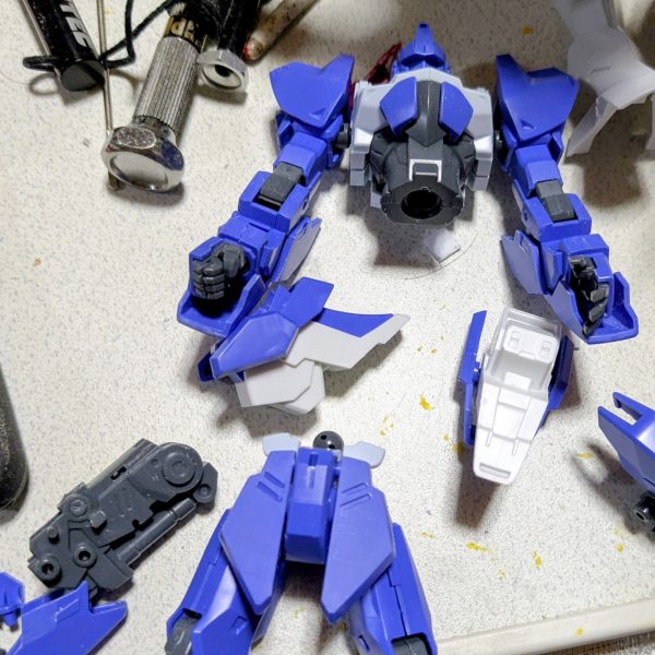 急に作りたい病が発症して、タンスの肥やしになっていた。積みプラから1個しか持っていない赤バンダイのメガシキを10月16日(木)に、製作開始。だけどホビーゾーンの店長さんや店員さんから展示用ガンプラを催促されて、後回しになりました。（3枚目）