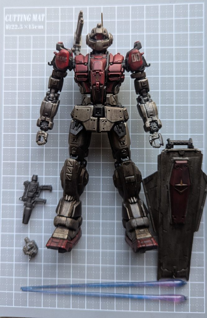 ■頭部・ジムコマンドとプラ版によるスクラッチ・モノアイに蛍光ビコーン搭載■腕部・両方の接続位置を変更・手首の短縮・各所ディテール…　特に両肩・両手首のパーツ破損修復とプラ版による補強■胸部・首周りディテール追加と肉厚アップ・ハッチ周辺の改造■腰部・各スカートの改造、サイドスカートの補修と補強・フロントスカートの先端可動ギミック■脚部・ほぼ全改造　※内部フレームとスリッパの裏側と赤い箇所以外