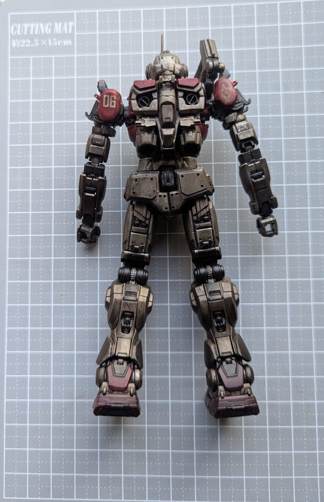 ・リアスカートの中央にビームスプレーガンをマウント出来る様に改造・サーベルラック？もガンダムEXと逆で構造に悪戦苦闘していたら中古品故に可動部破損…　からの破片紛失(›´ω`‹ )　新たにジャンクパーツからミキシングスクラッチに…・踵のパーツもヒビ割れ破損修復の為、接続部に丸プラ棒で補修…　ヒビ割れ部接着とプラ版で補強(^_^;A※スラスターに蛍光ビコーン搭載 