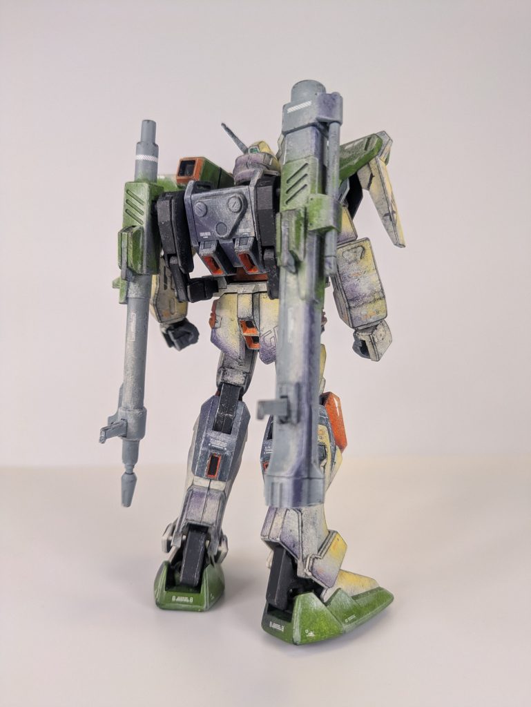 背面。シンプルなバックパックと砲が2門サブアームがウネウネ動いてかなり自由度が高いです