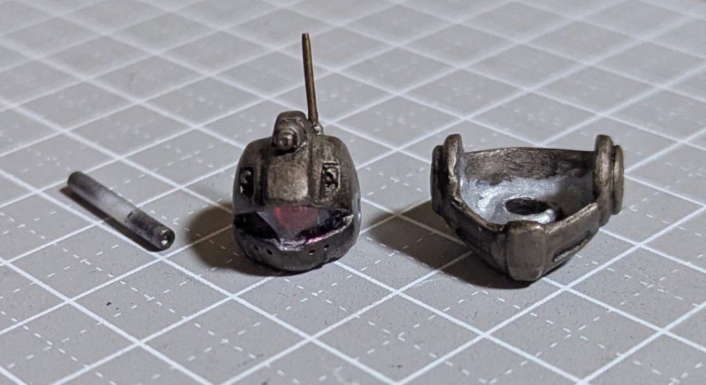 ■ヘッドパーツ構成モノアイカバー…　ペットボトルの柔らかい素材使用(^_^;A貧モデラーの辛いところと知識不足故の悲しい現状(笑)プラ版もランナータグが９割…　パテ埋めも百均の万能パテや重曹と瞬着(^_^;A