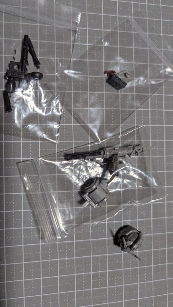 作品名：余ったパーツ…　どうしよう(^_^;A<p>ガンダムEXのヘッドパーツやらガトリングガン…　各所カットした残骸…　貧モデラーは残骸すらも捨てられない(笑) ヘッドパーツは差し替え式のダメージヘッドにしようｶｽｨﾗ♡　そ～なると胸部前面ハッチ部とバックパックのパーツ […]</p>
