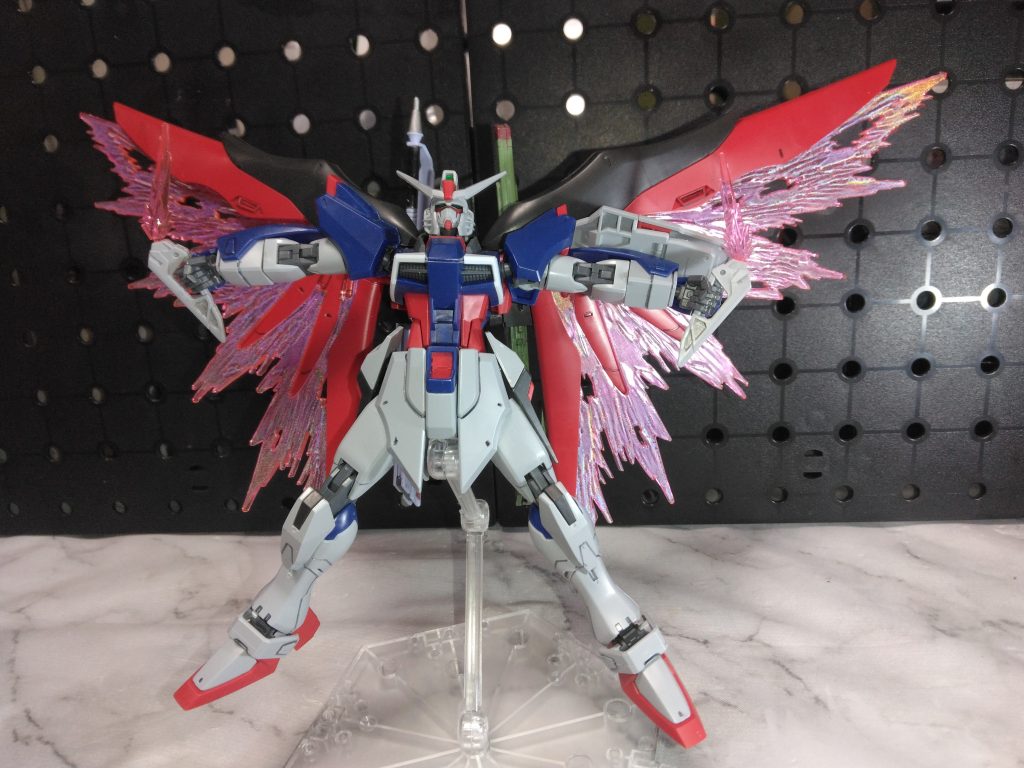 実はSPEC2クリアカラーが2体最大稼働状態で組んであるのですが、どのポーズで分身させるか悩んで、ブーメランポーズをさせて並べたら、やっぱり3体はショーケースでは並ばなくて考え中。