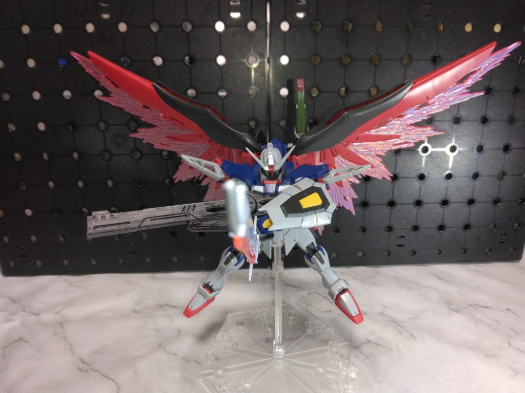 レールガンを持たせて、このポーズがしたかったけど、ポーズつけたらやっぱりレールガンがデカい。キット付属のレールガン以外でも、この大きさだから持たせ方や見せ方は工夫しないといけないかも。