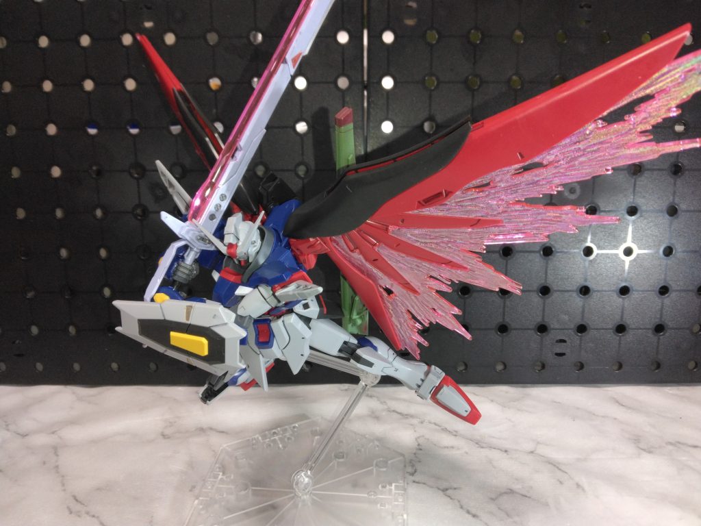 アロンダイトを担ぎながらこっちに突っ込んで来るカットもデスティニーならではのポーズ。