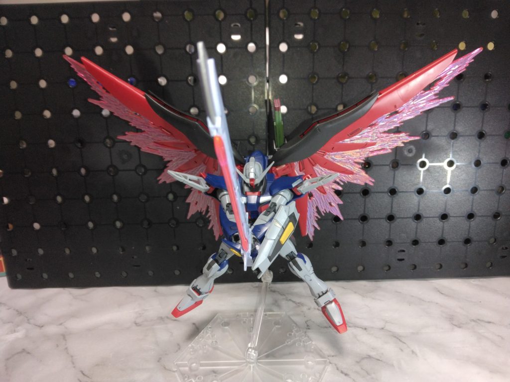 デスティニーのこのカットが昔から好きなんですが、このポーズ用のデカい光の翼があったらなとも思うけど、絶対ショーケースに入らないよなと思う。