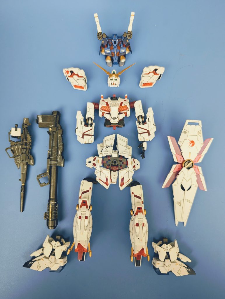 デカールとトップコートを終えた組み立て前です。スジ彫りの追加とパネルラインの彫り直しモールド、関節周辺、バーニア、兵装などに部分塗装を行いました。サイコフレームの赤とモールドのゴールドを際立たせたかったので、デカールはグレー単色としました。