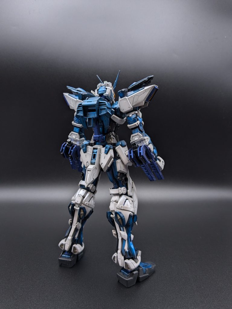 ディテールについては肩アーマーのスジボリ以外はイジっていません。そのまま組み立てても十分カッコいいと思いました。