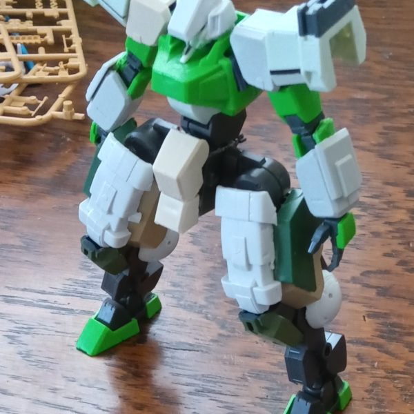 足と肩をゴツく、胴は細く。（3枚目）