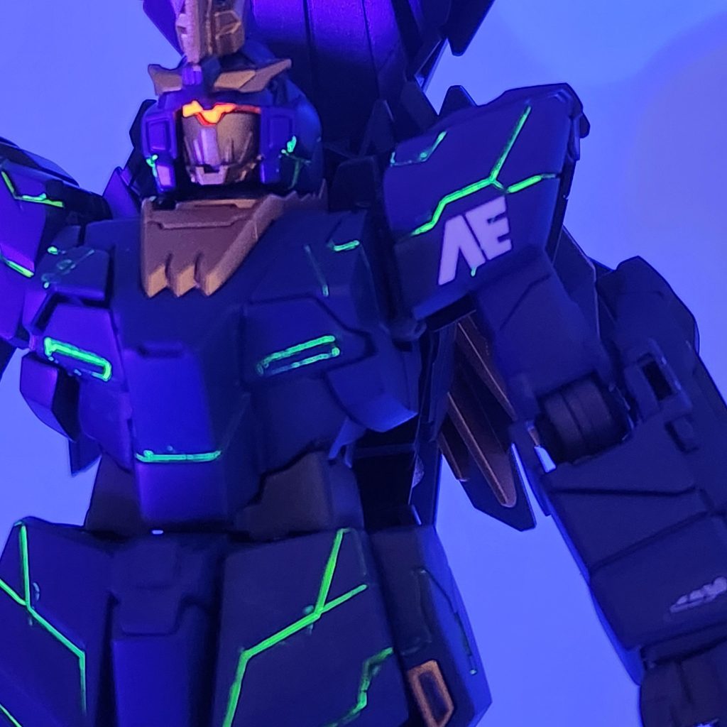 カメラアイとスミイレは蛍光塗料で光らせています！モールドのスミイレが甘かったと痛感してます！(-_-;)