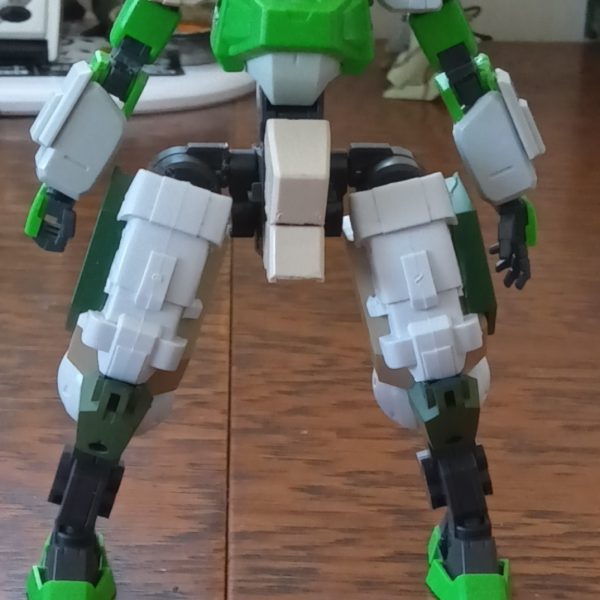 足と肩をゴツく、胴は細く。（2枚目）