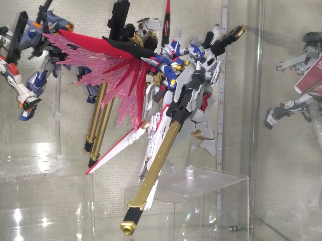 砲撃ポーズ。引きで撮ると、角度が分からず微妙な写真に😓ショーケースの１スペースがほぼゼウスシルエットで埋まり、すみっこに追いやられるデュエルとバスター😅