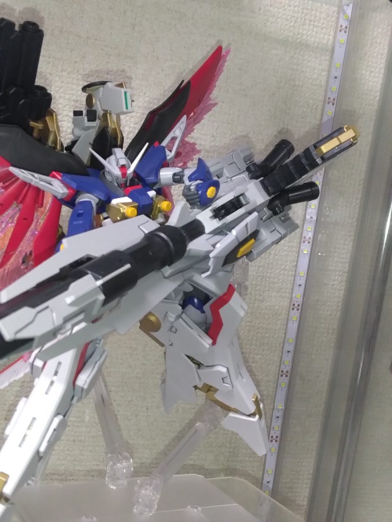 パッケージイラストの持ち方に寄せようとしたんですが、結構難しいですね。手を胴体に寄せると、ゼウスシルエットが掴めないし、離すと胴体とゼウスシルエットの密着がなくなるし、難しいところ。