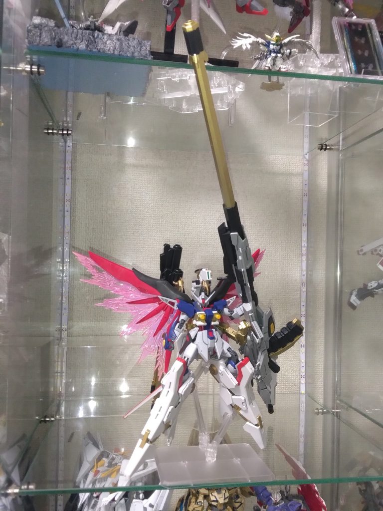 ショーケースの中で撮影しないと全体が映らないボリュームのゼウスシルエット装備。デスティニー単体なら光の翼がそこそこ大きく見えるのに、ゼウスシルエットが付くと光の翼が小さくなる😓