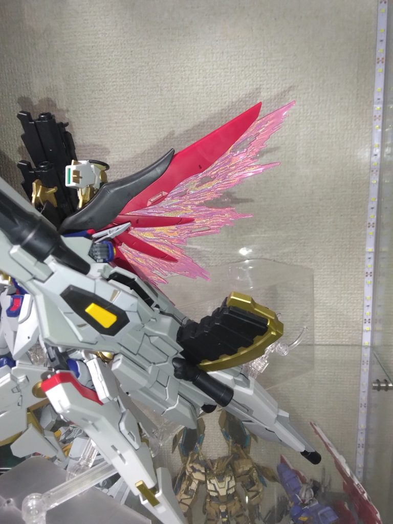 塗装は光の翼にトランザムホロレッド、ゼウスシルエットの金部分にゴールド塗装。マガジンが格好よく映えたらなと思いましたが、あまり変わらないかな？