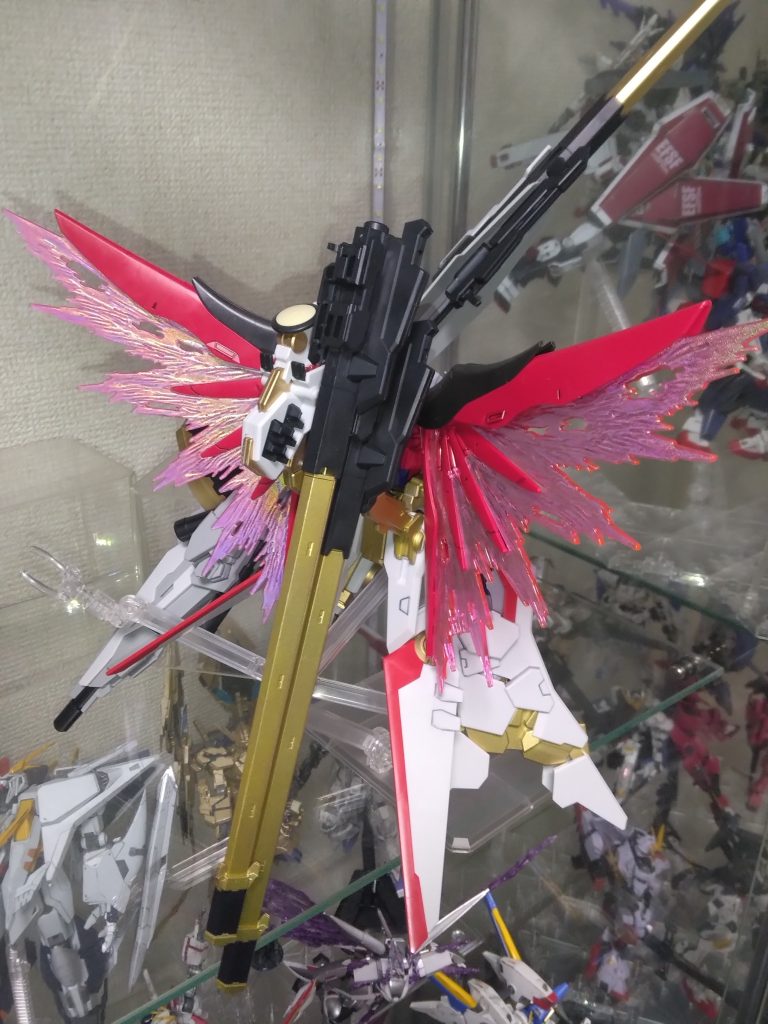 バックパックの背負い物が変わりましたが、シンのワンオフ機だった対艦刀とビーム砲の武装から砲撃武装になり、好みに寄りますが個人的には好きな背負い物です。