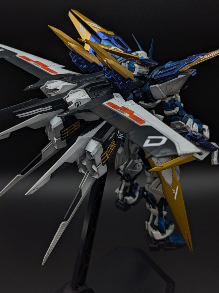 背面のヴィーヴィルストライカーはかなり大きく、スタンド無しでは立たせられませんでした