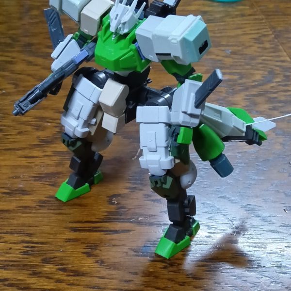 頭を作り直しました。比較用に前までの写真を一枚置いときます。サブアームも作り直すかも。（3枚目）