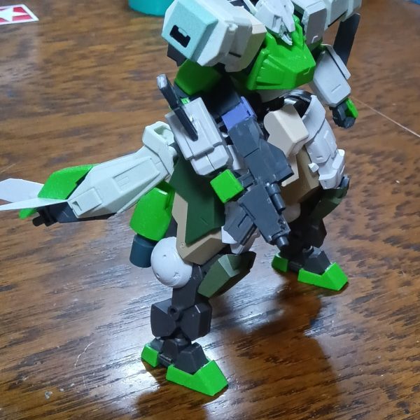 頭を作り直しました。比較用に前までの写真を一枚置いときます。サブアームも作り直すかも。（2枚目）