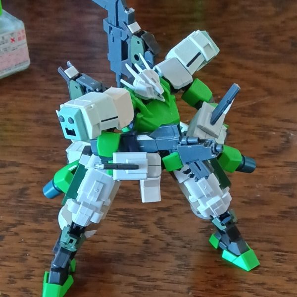 兵装担架システムを稼働するように作り直しました。武装の取り外しできます。（2枚目）