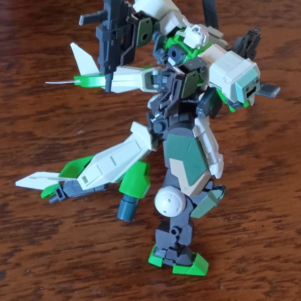 兵装担架システムを稼働するように作り直しました。武装の取り外しできます。（3枚目）