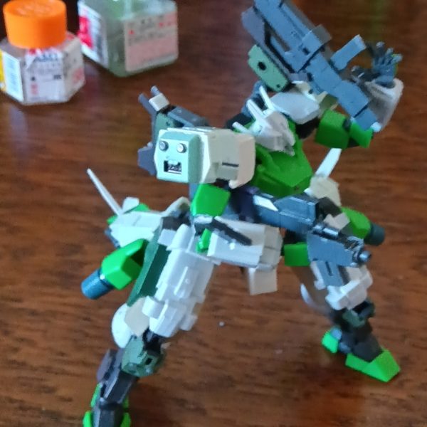 兵装担架システムを稼働するように作り直しました。武装の取り外しできます。（4枚目）