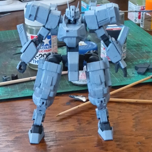 とりあえず一度目の塗りは完了。こう見ると粗がよく目立つな……（2枚目）