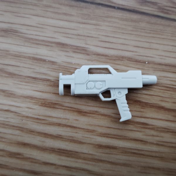 　ビームライフルのストーリー投稿第１１弾です。　今回は、前回から製作を始めた追加パーツをビームライフルに取り付けるための下準備をもう少し行います。　もともと陸戦型ビームライフルの銃身左側にあったディテールをパテで埋め、ヤスリとサンドペーパーで平坦にしていきます。　これで、銃身右側と同じくシンプルなデザインになりました。　さらに、追加パーツを取り付けた際に隙間ができないよう0,3mmのプラ板をカットし、追加パーツを取り付ける下地部分に貼り付けます。　ついでに、もともとビームライフル側面にあった四角というかいびつな六角形のディテールに付いていた小さなピン状のディテールも、デザインナイフでひとつ切り飛ばしました。　これで追加パーツを取り付ける下準備が整ったので、次回から追加パーツの仕上げをしていきたいと思います。　大方ゴールが見えてきたとはいえ、完成まではもうしばらくかかりそうですが、どうか気長に、ネタバレなしでお付き合いください。（2枚目）