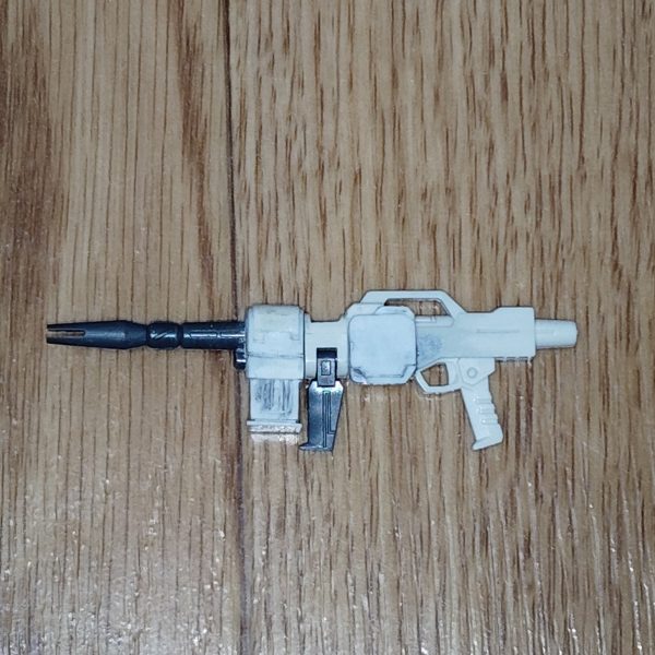 　ビームライフルのストーリー投稿第１１弾です。　今回は、前回から製作を始めた追加パーツをビームライフルに取り付けるための下準備をもう少し行います。　もともと陸戦型ビームライフルの銃身左側にあったディテールをパテで埋め、ヤスリとサンドペーパーで平坦にしていきます。　これで、銃身右側と同じくシンプルなデザインになりました。　さらに、追加パーツを取り付けた際に隙間ができないよう0,3mmのプラ板をカットし、追加パーツを取り付ける下地部分に貼り付けます。　ついでに、もともとビームライフル側面にあった四角というかいびつな六角形のディテールに付いていた小さなピン状のディテールも、デザインナイフでひとつ切り飛ばしました。　これで追加パーツを取り付ける下準備が整ったので、次回から追加パーツの仕上げをしていきたいと思います。　大方ゴールが見えてきたとはいえ、完成まではもうしばらくかかりそうですが、どうか気長に、ネタバレなしでお付き合いください。（5枚目）