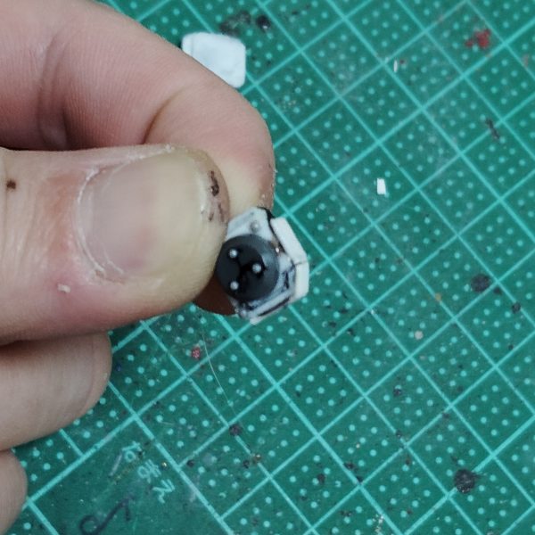 　ビームライフルのストーリー投稿第１３弾です。　今回は、前回（第１２弾）で言及したちょっとした問題点を解消してきたいと思います。　前回の製作でおおよそ形になった追加パーツですが、ネットで検索したこの武装の元ネタとなる画像と見比べてみると、サイズがやや小さすぎる気がしてきてしまいました・・・。　とは言え、ご覧の通りスジボリや各種パーツの貼り付けなどディテールアップも済んでしまった状態からサイズを大きくしていくのは至難の業。　というワケで、少しでもサイズを大きく見せるため、比較的ディテールの少ない追加パーツの下側と左側に0,5mmのプラ板を貼り付け、若干ですがサイズを大きくしました。　本当はもう少し縦に延長したいところですが、これ以上伸ばすとスジボリなどのディテールとのバランスが悪くなってしまうので、このサイズで製作を進めていきたいと思います。　次回でこの追加パーツのディテールアップはほぼ完成し、あとは塗装と全体の組み立ての予定です。　この武装を装備する予定の機体はまだ手付かず、というか素組み状態ですが、武装自体は完成間近です。　どうか最後まで、ネタバレなしでお付き合いください。（2枚目）