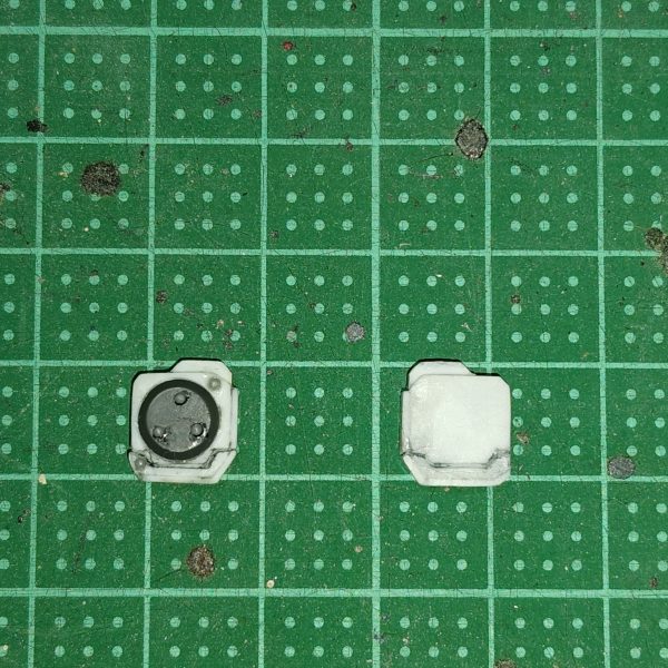 　ビームライフルのストーリー投稿第１３弾です。　今回は、前回（第１２弾）で言及したちょっとした問題点を解消してきたいと思います。　前回の製作でおおよそ形になった追加パーツですが、ネットで検索したこの武装の元ネタとなる画像と見比べてみると、サイズがやや小さすぎる気がしてきてしまいました・・・。　とは言え、ご覧の通りスジボリや各種パーツの貼り付けなどディテールアップも済んでしまった状態からサイズを大きくしていくのは至難の業。　というワケで、少しでもサイズを大きく見せるため、比較的ディテールの少ない追加パーツの下側と左側に0,5mmのプラ板を貼り付け、若干ですがサイズを大きくしました。　本当はもう少し縦に延長したいところですが、これ以上伸ばすとスジボリなどのディテールとのバランスが悪くなってしまうので、このサイズで製作を進めていきたいと思います。　次回でこの追加パーツのディテールアップはほぼ完成し、あとは塗装と全体の組み立ての予定です。　この武装を装備する予定の機体はまだ手付かず、というか素組み状態ですが、武装自体は完成間近です。　どうか最後まで、ネタバレなしでお付き合いください。（3枚目）