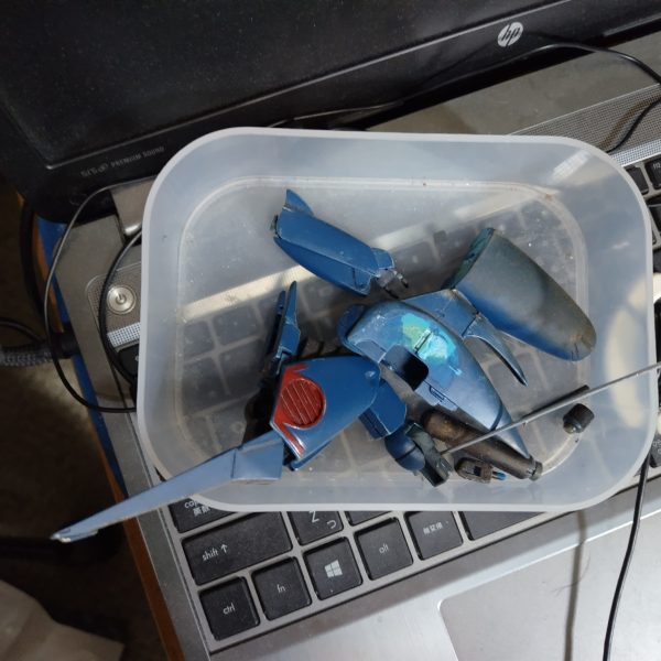 最近何件か上がってたのでうちにも古いのがおったなあ、と。まだタバコ吸ってた頃からあったやつなのでヤニ汚れとかもすごくて改修しながらリペイントしてやることにしました。がっちり接着してるなぁ、おい😄（2枚目）