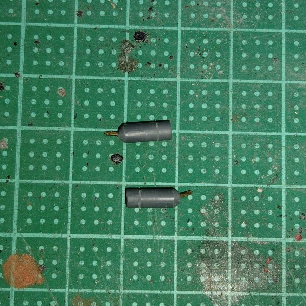 　ビームライフルのストーリー投稿第１４弾です。　今回は、追加パーツを完成させていきたいと思います。　というワケで、追加パーツの後部にあるタンク状のパーツを製作していきます。　まずは太めのランナーから必要なパーツを切り出し、デザインナイフでスジボリを入れていきます。　この際、ラインがまっすぐになるよう、マスキングテープをガイドライン代わりに巻き付けました。　そのマスキングテープに沿って、デザインナイフを慎重に這わせていきます。　次に、ヤスリやサンドペーパーで追加パーツ本体との接続部分を削り、円錐状に整形しました。　最後に追加パーツとの接続用に、ピンバイスで穴を開け真鍮線を通せば、加工完了です。　さて、かなり時間はかかりましたが、これにて必要なパーツの製作は終了です。　次回は仮組みした全体像をお見せしたいと思います。　どうか最後まで、ネタバレなしでお付き合いください。（3枚目）