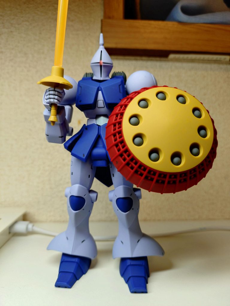 ファーストの作中、角張ったゴツい機体が多い中で、一際スリムで流線型なスタイルに感じます。