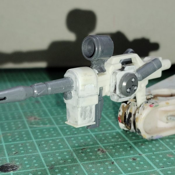 ビームライフルのストーリー投稿第15弾です。 今回は、前回予告した通りこれまでに製作したパーツをすべて仮組みし、全体像をチェックしていきたいと思います。 ちなみにこのあとの塗装のことを考え、パーツは基本的にすべて両面テープでとめてあります。 全体的にバランスも良く、各部追加パーツも悪くない出来なので、次回はいよいよ塗装して、この新型ビームライフルを完成させたいと思います。 もうこの時点で、勘のいい方ならこの新型武装の正体に気付いているかとは思いますが、そこは言わぬが花でお願いします。「最後までネタバレ、ネタつぶし、ダメ!絶対!!」(2枚目)