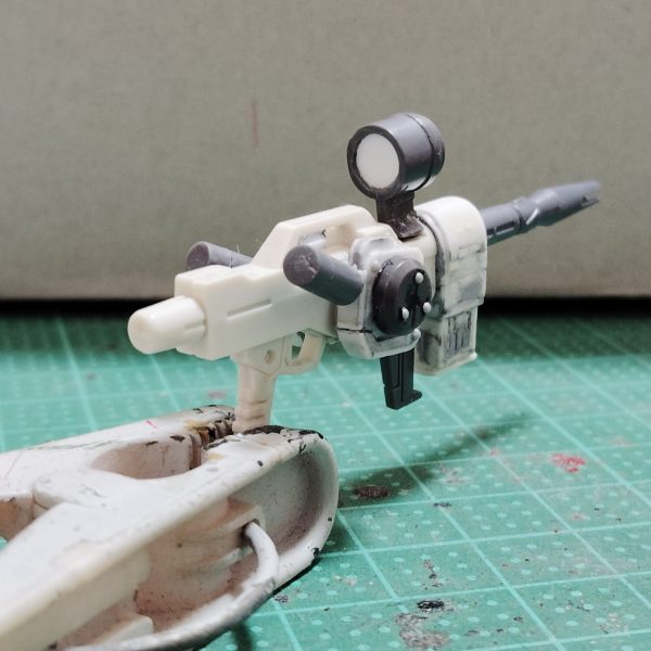 ビームライフルのストーリー投稿第15弾です。 今回は、前回予告した通りこれまでに製作したパーツをすべて仮組みし、全体像をチェックしていきたいと思います。 ちなみにこのあとの塗装のことを考え、パーツは基本的にすべて両面テープでとめてあります。 全体的にバランスも良く、各部追加パーツも悪くない出来なので、次回はいよいよ塗装して、この新型ビームライフルを完成させたいと思います。 もうこの時点で、勘のいい方ならこの新型武装の正体に気付いているかとは思いますが、そこは言わぬが花でお願いします。「最後までネタバレ、ネタつぶし、ダメ!絶対!!」(3枚目)