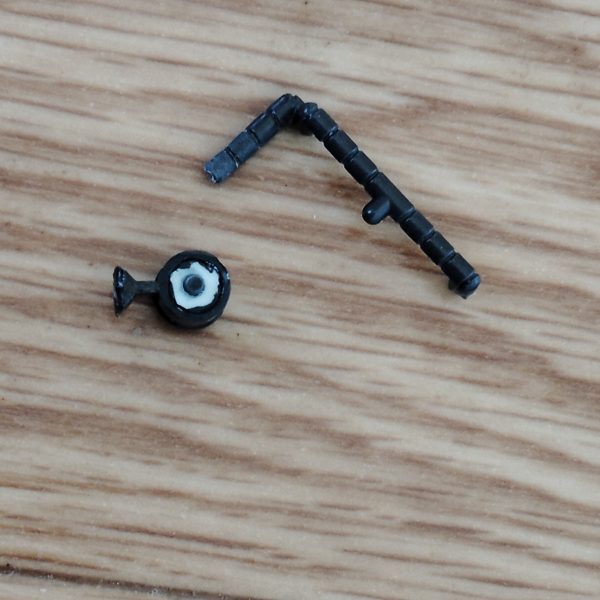 ビームライフルのストーリー投稿第16弾です。 前回、「次回はいよいよ塗装して、この新型ビームライフルを完成させたいと思います」と書きましたが、ここに来てまだ改修が必要なポイントが残っていることに気付いてしまいました・・・。 スコープの後部ですが、どう見てもガンダムのビームライフルと同型のこのスコープ、手持ちのHGUCガンダムのビームライフルと同じディテールを施そうと思っていたのをすっかり忘れたまま、塗装を進めてしまっていました。 というワケで、まずはスコープ裏側にフタとして貼ったプラ板にピンバイスで穴を開け、ディテールアップ用のパーツを差し込むことができるようにします。 そして肝心のディテールアップ用のパーツですが、ジャンクパーツの中にあったSDザクの動力パイプを、ヤスリやサンドペーパーで直径1,3mmほどになるまで削って成型しました。 そして、それを先ほど開けた穴に差し込み、パテと接着剤で固定して完成・・・となるハズでしたが、何しろ小さいパーツなので、ピンセットで挟んで接着剤を塗っている最中にパーツがどこかへ飛んでいってしまい、紛失しました・・・。 仕方なくもう一度SDザクの動力パイプからパーツを削り出し、なんとか必要なパーツを確保することができました。 今度こそ加工が完了した(よね・・・?)ので、次回は塗装を仕上げ、各部パーツを組み上げ、この新型ビームライフルを完成させたいと思います。 お待たせしてしまって申しわけありませんが、最後までネタバレ、ネタつぶし、ダメ!絶対!!(2枚目)