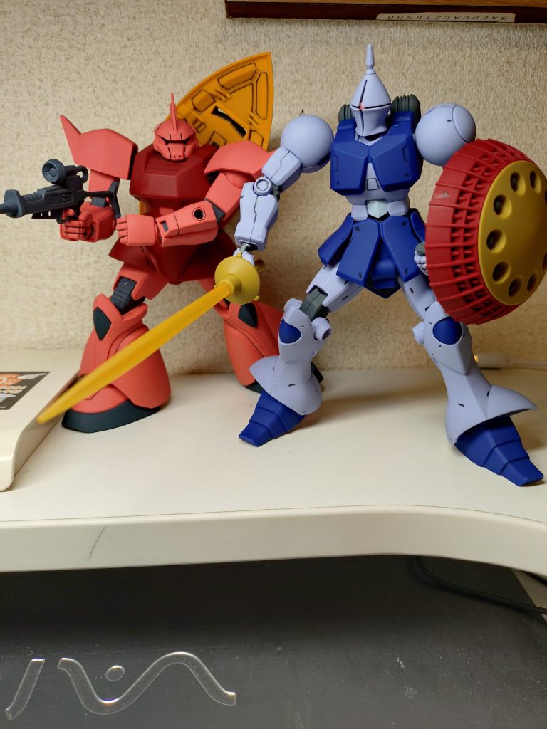 先日作ったゲルググと共に。機体が増えて行くと、色々な原作再現が出来て、作った後の楽しみも増えますね。